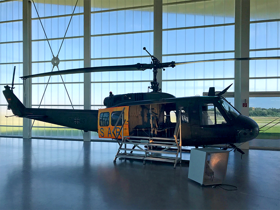 Einen Hubschrauber gibt es auch zu bestaunen. Wie riesig die Rotorblätter sind!
