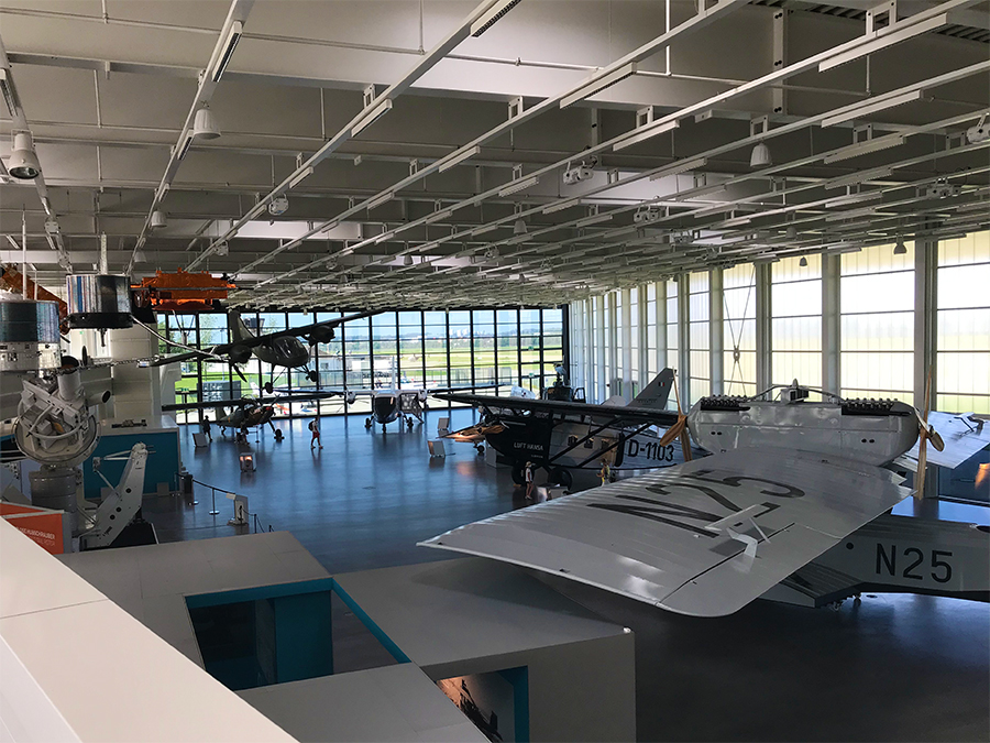 Blick auf den Hangar, die Flugzeughalle des Dornier-Museums, von der oberen Etage.