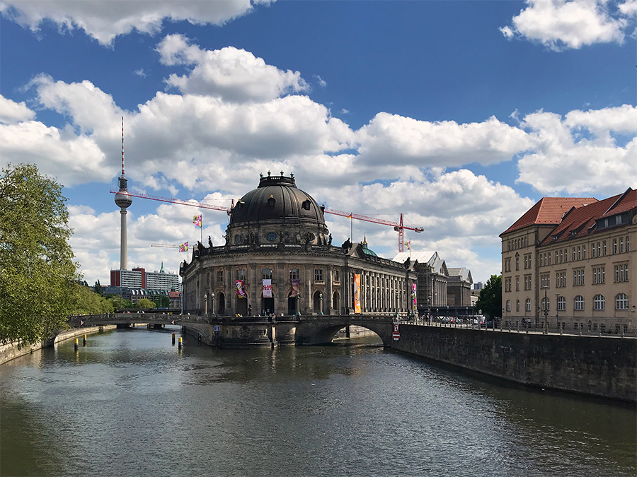 Blick auf die berühmte Museumsinsel mitten in Berlin, auf der ihr ein namhaftes Museum neben dem anderen findet.