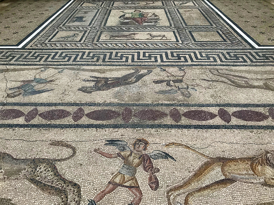 Zu Füssen des Markttor von Milet liegt das Morpheusmosaik - ehemals bildete es den Boden eines römischen Hauses.