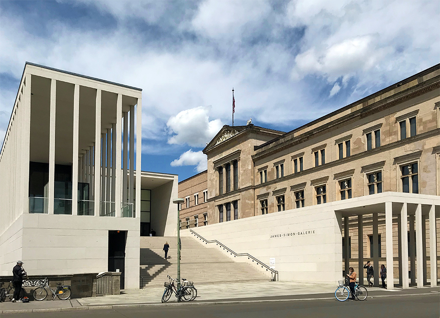 Der Eingang zum Pergamon-Museum auf der Museumsinsel in Berlin erfolgt über die James-Simon-Galerie (etwa hinter dem blauen Fahrrad müsst ihr lang!).
