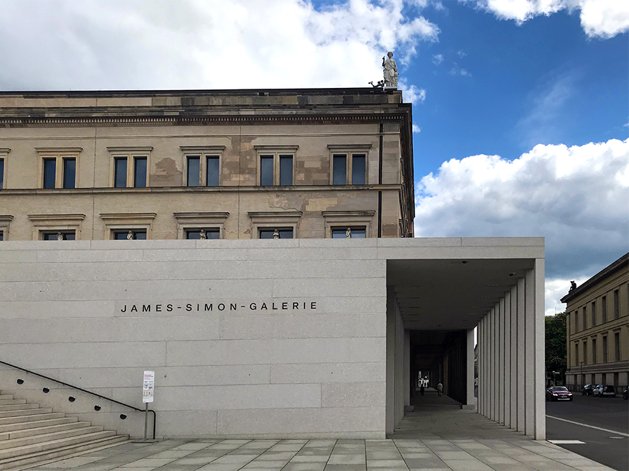 An der James-Simon-Galerie nur noch in diesen Säulengang hineingehen und darin dann sofort wieder links abbiegen in einen weiteren Säulengang, so gelangt ihr zum Eingang des Pergamon-Museums.