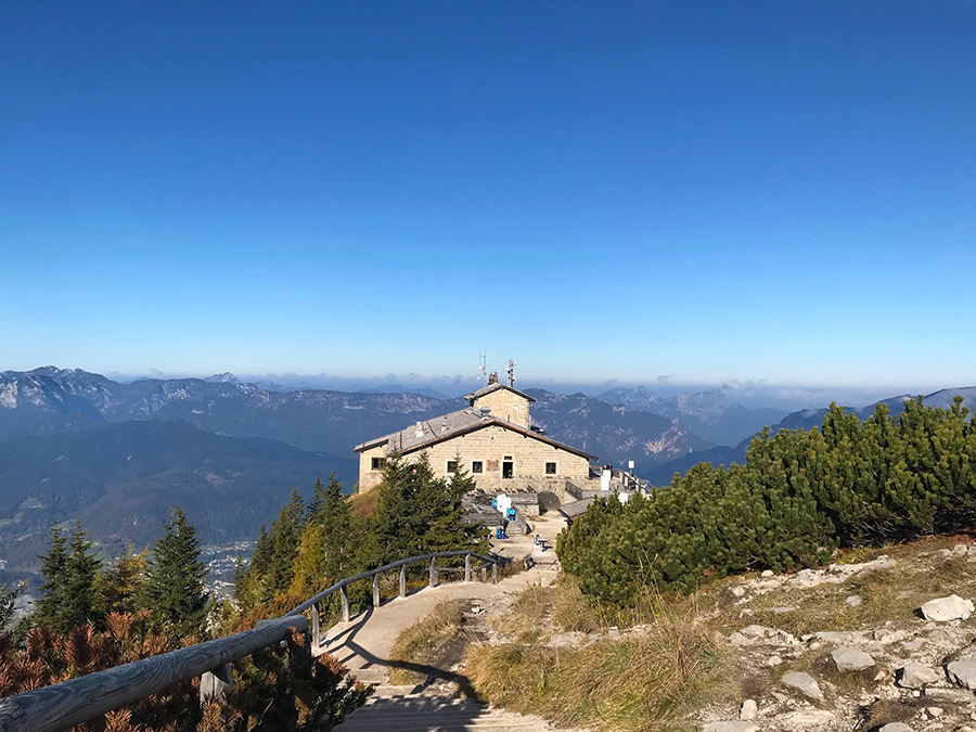 Ein Blick zurück auf das Kehlsteinhaus vom Gipfel des Berges aus.