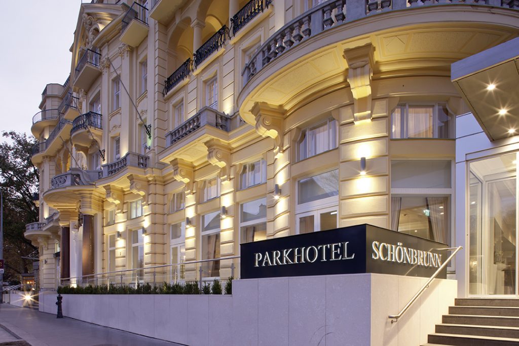 Außenansicht des Parkhotel Schönbrunn, © Austria Trend Hotels. Das Bild wurde mir netterweise vom Österreichischen Verkehrsbüro zur Verfügung gestellt - es hat einfach dauernd geregnet während unseres Aufenthalts,