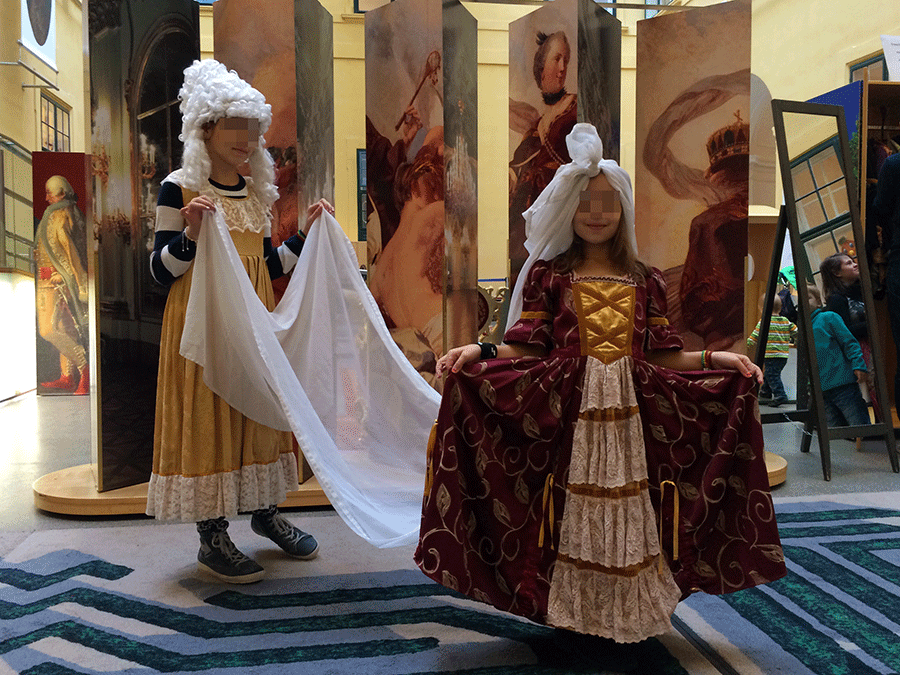 Verkleidung als Kaiserkinder und Zofen im Kindermuseum von Schloss Schönbrunn.