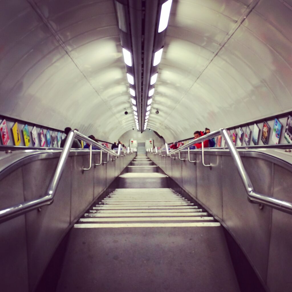 Manchmal geht es sehr, sehr tief abwärts im Londoner Underground! Zum Glück gibt es Rolltreppen.