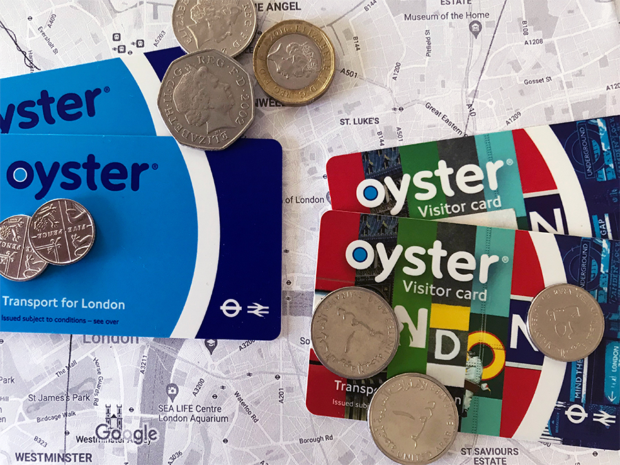Blaue Oyster Cards und bunte Visitor Oyster Cards für die einfache und kontaktlose Nutzung öffentlicher Verkehrsmittel in London.