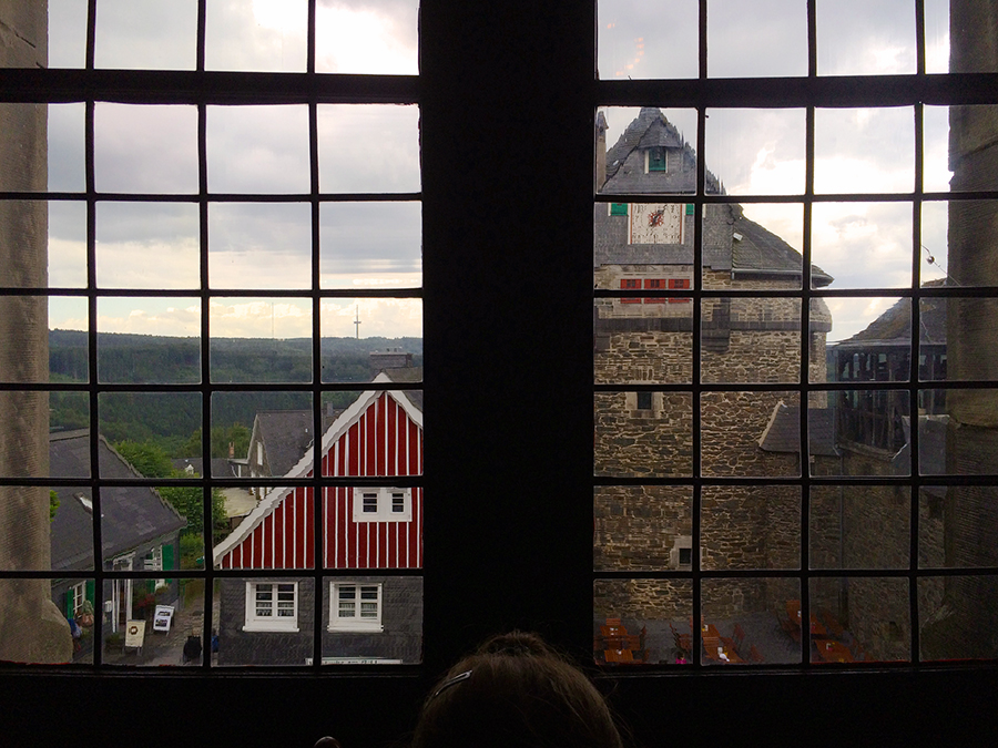 Ein Blick durchs Fenster - ob hier auch Burgfräulein vor vielen hundert Jahren saßen und hinausschauten?