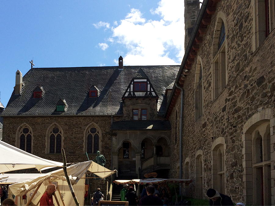 Fachwerkelemente, Türmchen und dicke Mauern (und heute auch Mittelalterzelte und Handwerker): Das ist Schloss Burg.