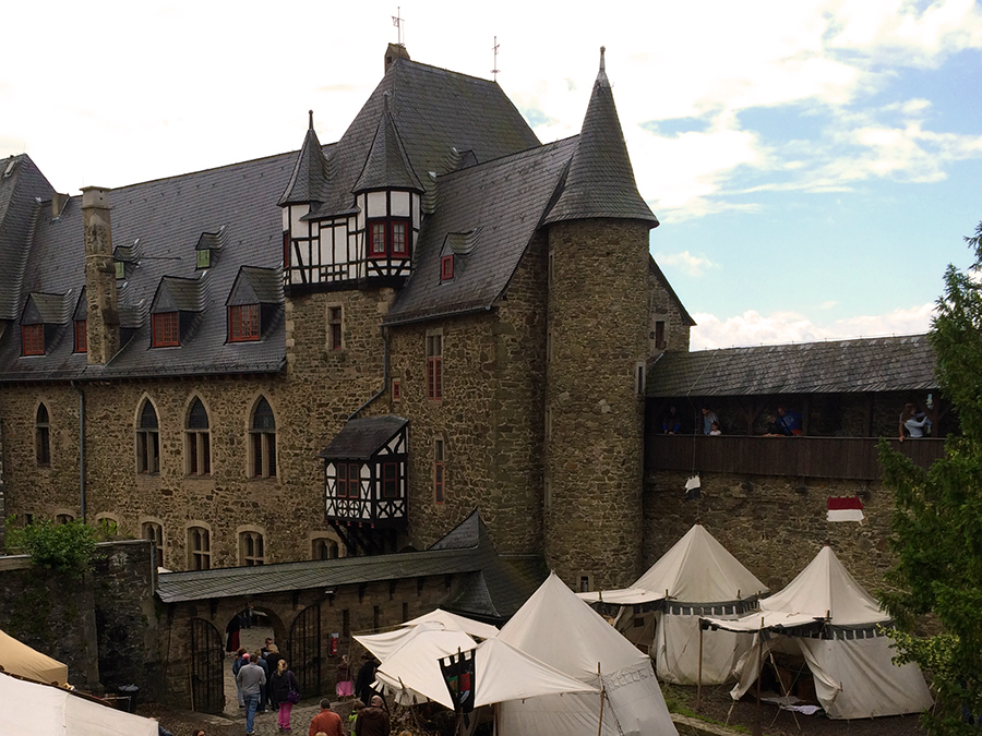 Jetzt sind wir wieder etwas weiter unten, mit Blick auf den 'Inneren Torbau', sehr passend mit den Zelten des Mittelalterfestes davor.
