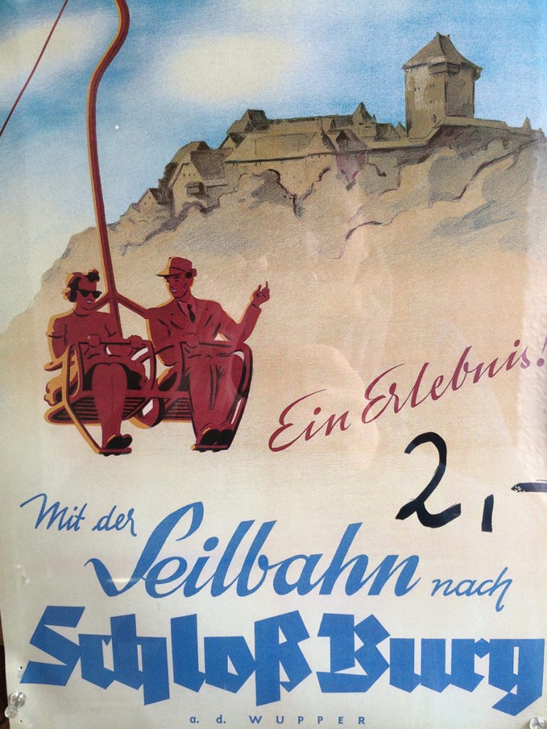 Ein Original Plakatmotiv aus den 50er/60er Jahren hängt noch in der Bergstation. Cool!
