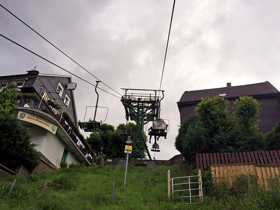 Steil den Hang hinauf im luftigen Sitz der Seilbahn. Zum Glück müssen wir die Strecke nicht zu Fuss gehen!