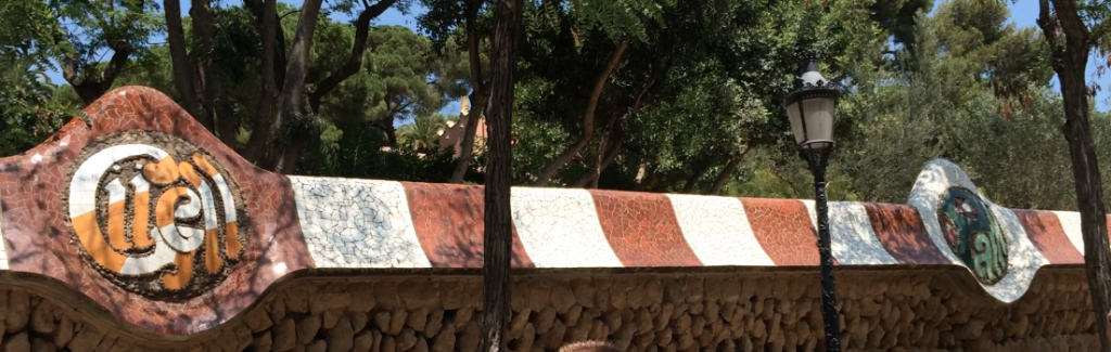 Schon die Mauer um den Park Güell ist gewohnt detailreich verziert und Teil des Gesamtkunstwerks