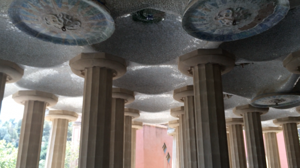 Der 'Sala Hippostila', die beeindruckende Säulenhalle mit fantastisch gestalteter Decke