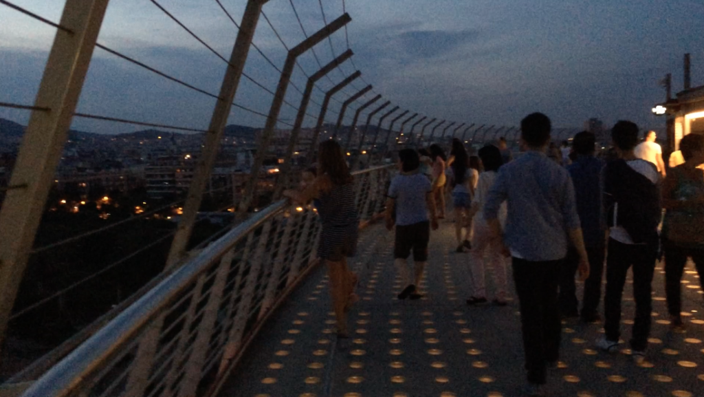 An langen Sommerabenden nach einem hervorragenden Essen noch abends spät gemütlich ohne zu Frieren auf einer riesigen Dachterrasse mit Sicht über die Dächer der Stadt herumschlendern - wunderbar!