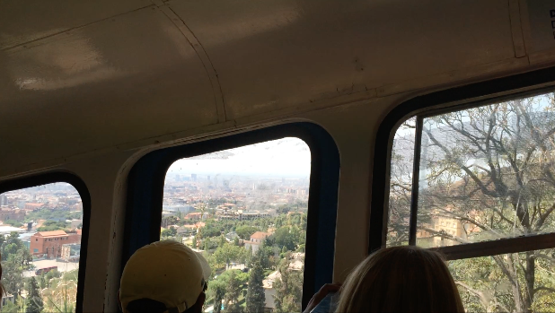 In der 'Funicular', der Standseilbahn geht es weiter bis fast auf die Spitze des Berges