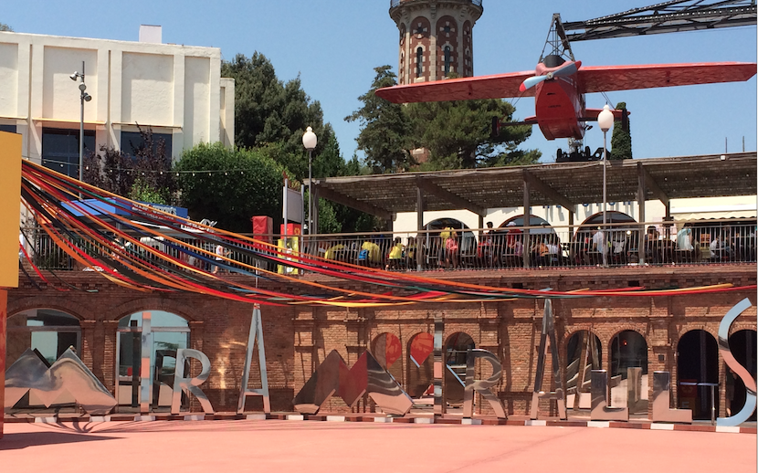 Der Eingang ins Spiegelkabinett mit dem roten Flugzeug 'Avión', dem Symbol des Tibidabo, darüber