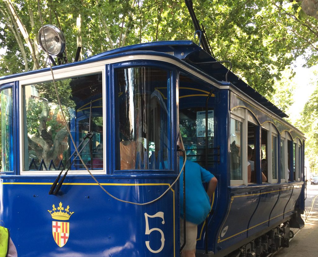 In einem Wagen der Tramvia blau vom Anfang des vergangenen Jahrhunderts geht es die erste Hälfte des Berges hinauf