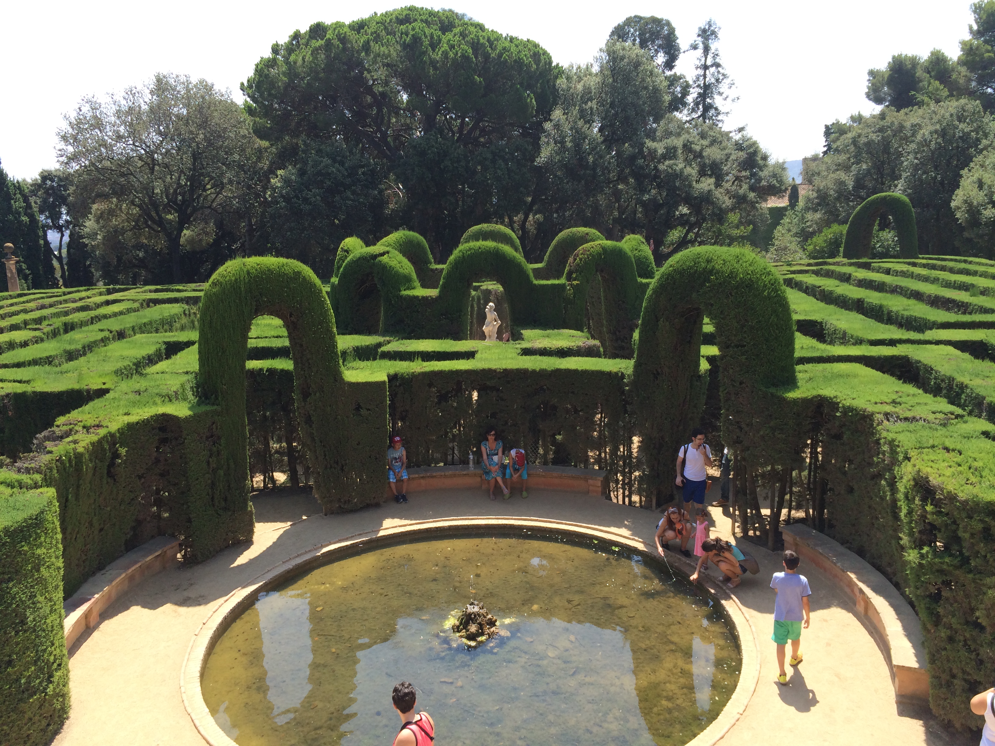 Auch das ist Barcelona im Sommer: Ein grüner Irrgarten aus dem 19. Jahrhundert.