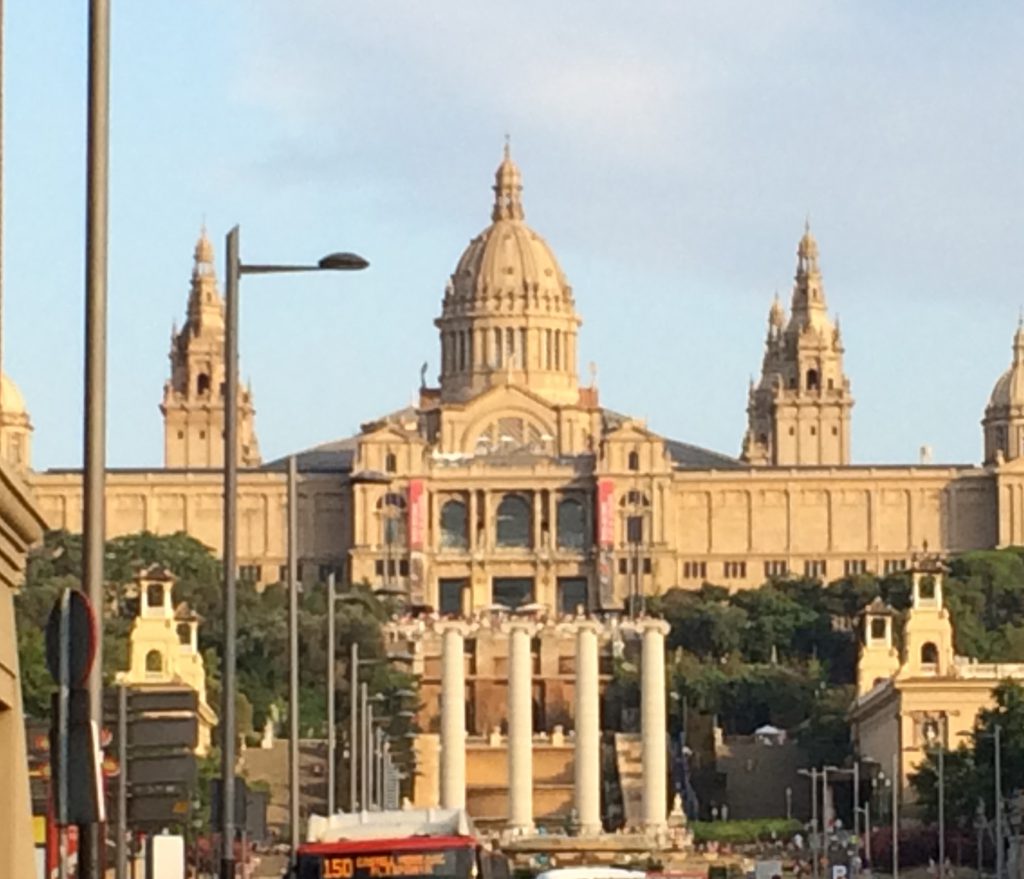 Blick Richtung 'Font Magica', des Magischen Brunnens an der Plaça d'Espanya, vor dem Gebäude des MNAC.