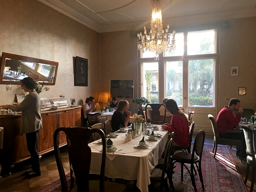 Ruhiges Frühstück im behaglichen Salon.