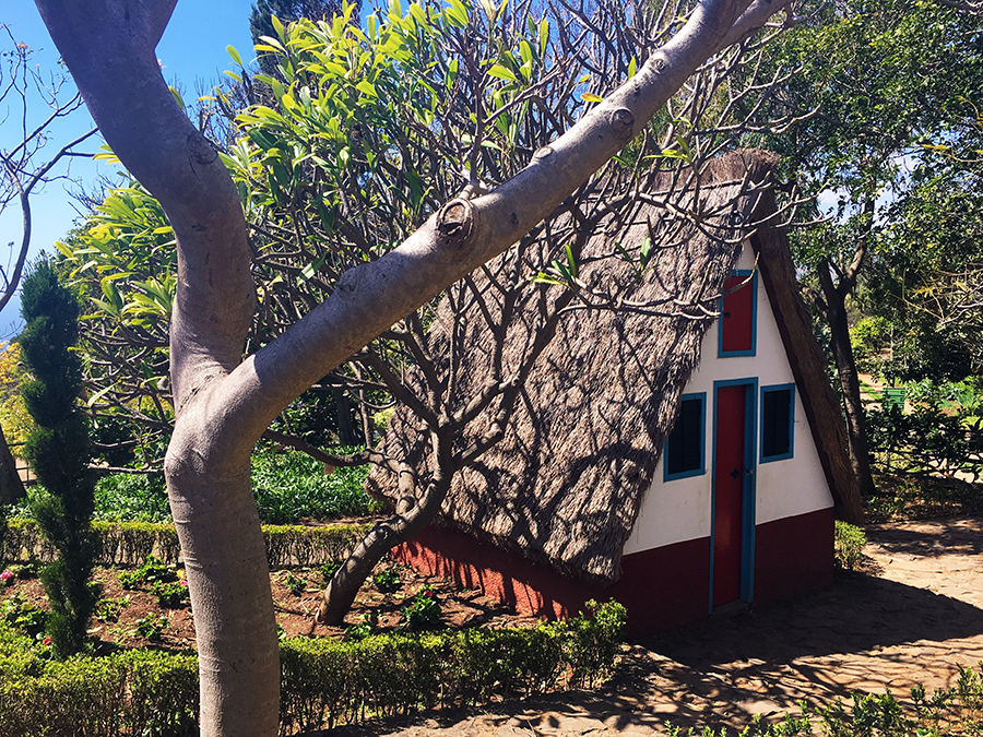 Strohgedecktes, spitzes Dach und weiß-blau-rote bemalte Wände: Ein typisches 'Santana'-Haus auf Madeira.