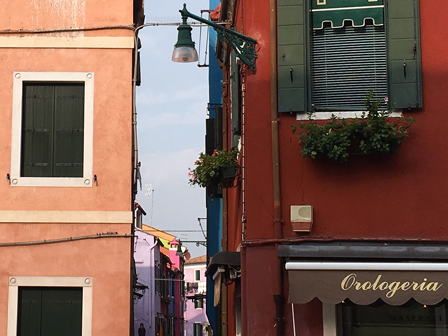 Burano! Und ja, die Häuser sind wirklich so bunt, wie alle sagen. Hier ein wunderbarer Blick zwischen zweien hindurch auf noch weitere, und angeblich hat jedes hier seinen ganz eigenen Farbton.