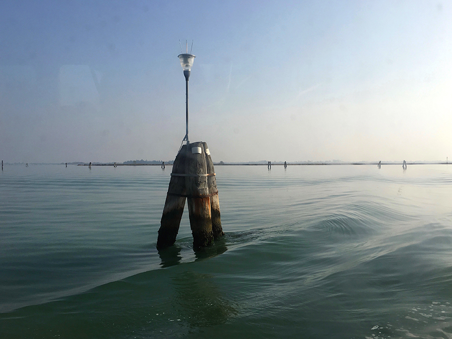 Noch ein Blick auf die Lagune, dieses Mal ohne Fenster dazwischen. Das Wasser sieht so aus, als wäre es aus Seide. Dieses Licht in Venedig taucht einfach alles in einen magischen Zauber.