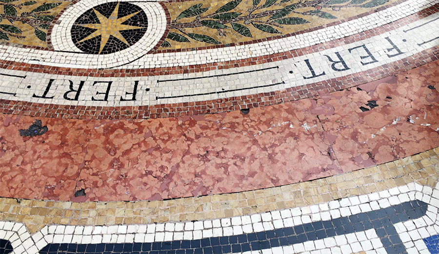 Zur Abwechslung mal nach unten gucken lohnt auch: Der Boden ist über und über mit Mosaiken verziert.