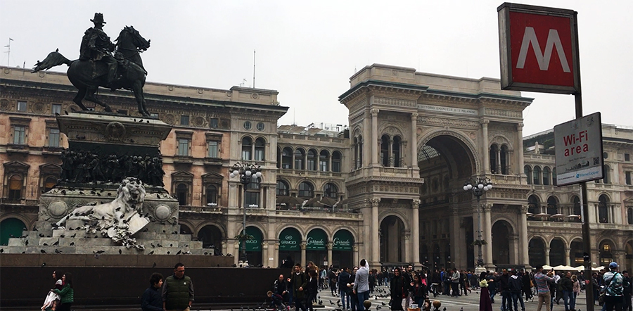 Neben dem Eingang der Einkaufsgalerie steht auf dem ziemlich großen Domvorplatz ein - mit Tauben übersätes - Reiterstandbild des namensgebenden damaligen italienischen Königs Vittorio Emanuele II.