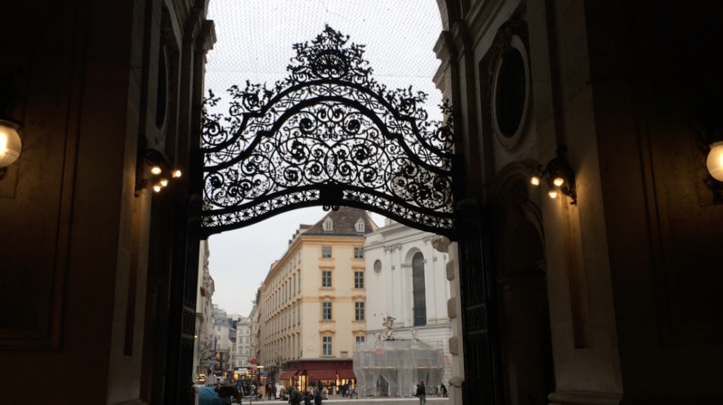 Ein Blick nach draußen, von unter der Michaelerkuppel her. Sogar die Vorräume in Wien machen etwas her!