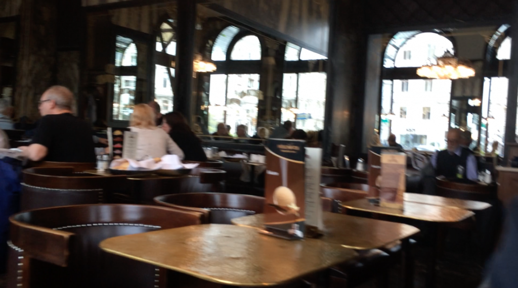 Tische aus gehämmertem Messing im Café Schwarzenberg.
