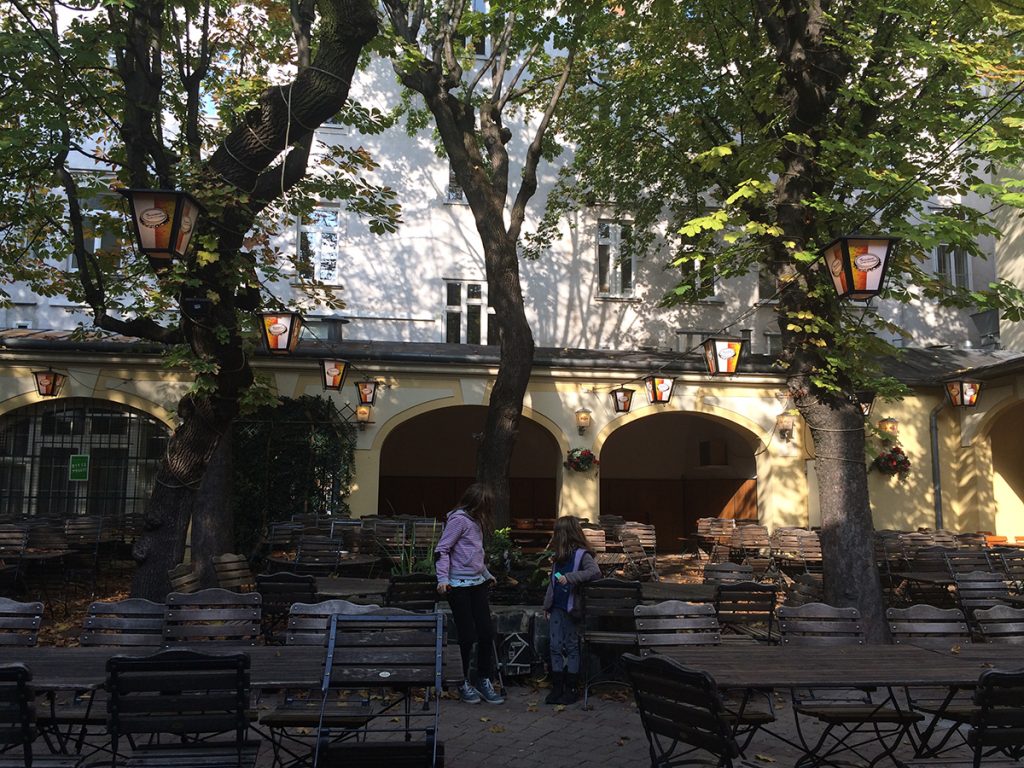 Im Innenhof von Brandauers Schlossbräu in Hietzing.