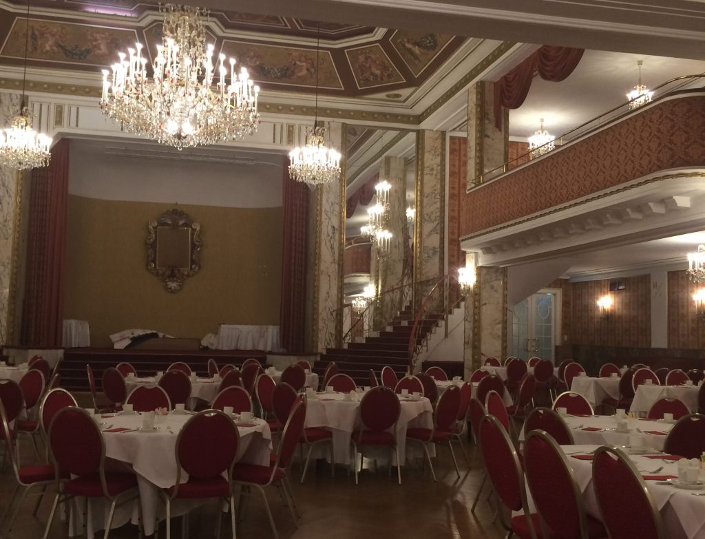 Wir erhaschen einen Blick in den Ballsaal! Dieser ist nicht täglich geöffnet, sondern nur zu besonderen Anlässen: Jedes Jahr tanzen hier tausende Ballköniginnen und -könige auf rauschenden Festen.