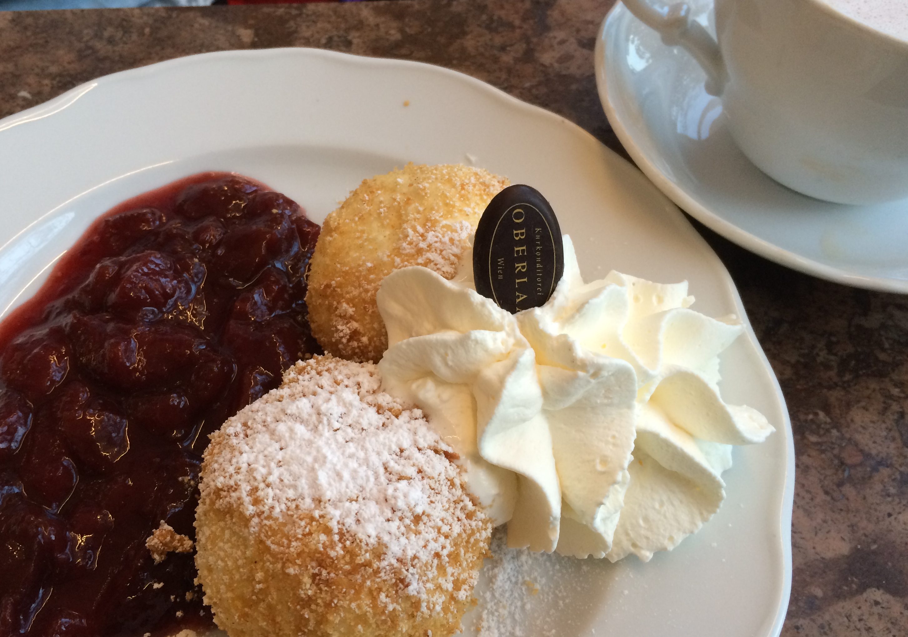 Topfenknödel mit Zwetschkenröster und Schlagobers im Café Dommayer.