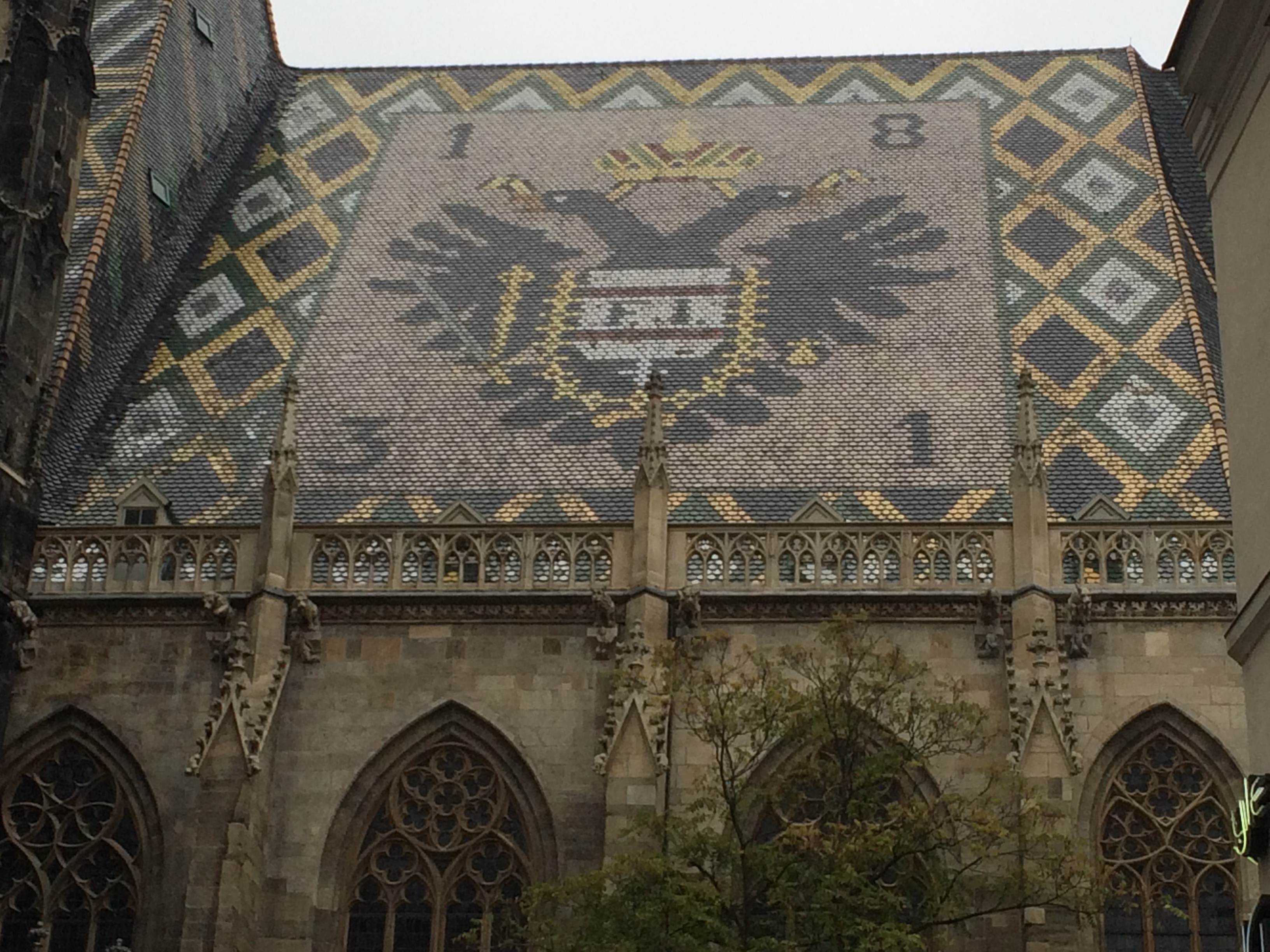 Das reich verzierte Dach des Stephansdoms in der Inneren Stadt in Wien.