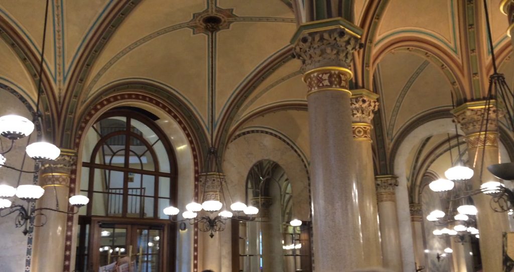 Die wunderschöne Gewölbedecke des Café Central im 1. Bezirk.