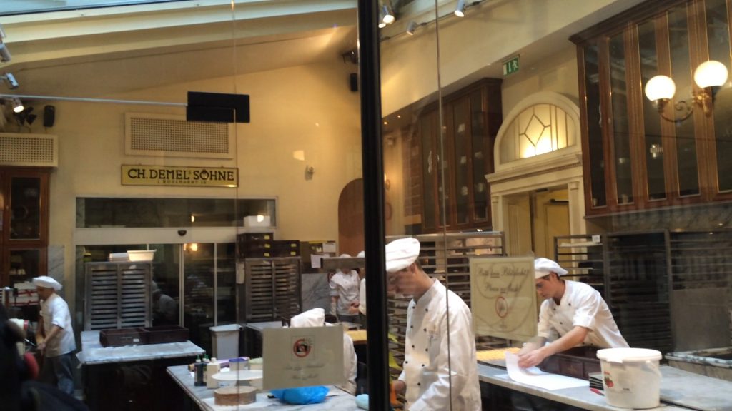 Wohl einzigartig: Den Konditoren bei der Arbeit zugucken, in der gläsernen Schaubackstube des Café Demel.