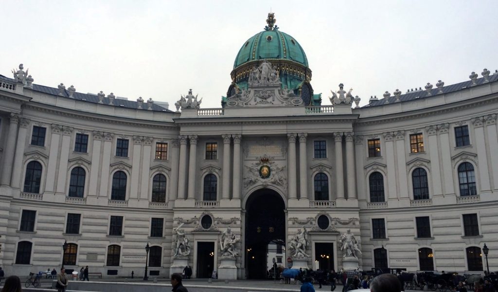 Der Eingang zur Hofburg am Michaelerplatz, über den man, linker Seite, zur Kassa der Spanischen Hofreitschule gelangt.