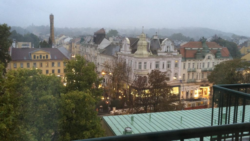 Der Ausblick aus unserem geräumigen Zimmer auf den Wiener Stadtteil Hietzing. Völlig verregnet draußen, leider, aber das macht es drinnen nur noch behaglicher. Vorne fährt die Bim, sehr praktisch!