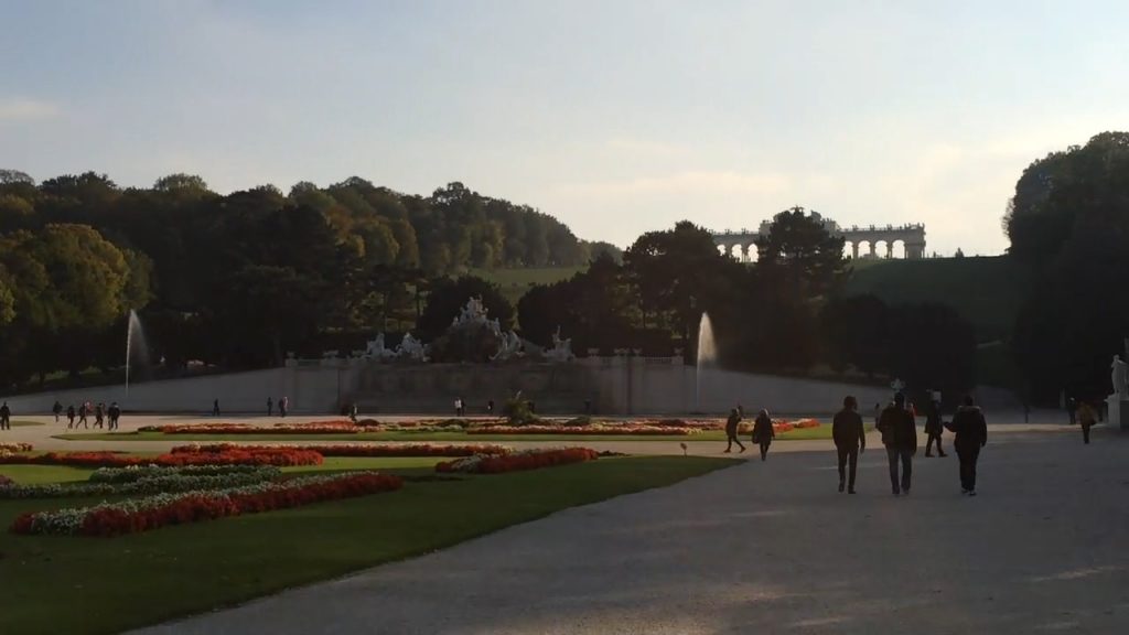 Im Vordergrund ein Teil des 'Großen Parterre', angelegt nach den Prinzipien der barocken Gartenbaukunst, im Hintergrund die Gloriette.