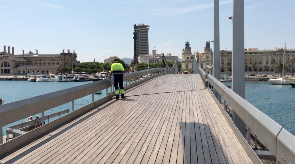 Die "Rambla del Mar" führt über diese tolle Wellenbrücke