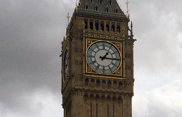 Der berühmte Uhrenturm bei Westminster Abbey: The Big Ben, hier einmal wolkenverhangen.