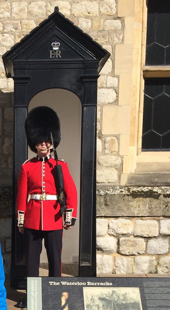 Ein Royal Guard. Völlig unbeweglich versieht er dort seinen Dienst, egal, was um ihn herum passiert oder welches Wetter herrscht.