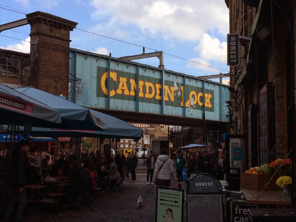 Die Eisenbahnquerung vor dem Regents Kanal mit dem bekannten Camden-Lock-Schriftzug.