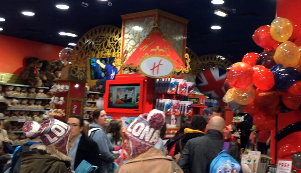 Im Eingang von Hamleys - bereits dort ein unfassbares Gewusel an Menschen, Mitarbeitern und Spielzeugen.