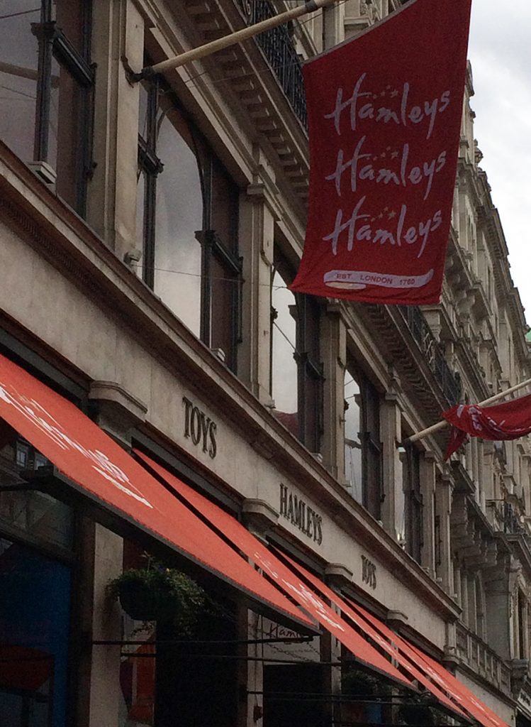 Das mit Flaggen geschmückte Headquarter des Spielzeug-Imperiums Hamleys in der Regent Street in London.