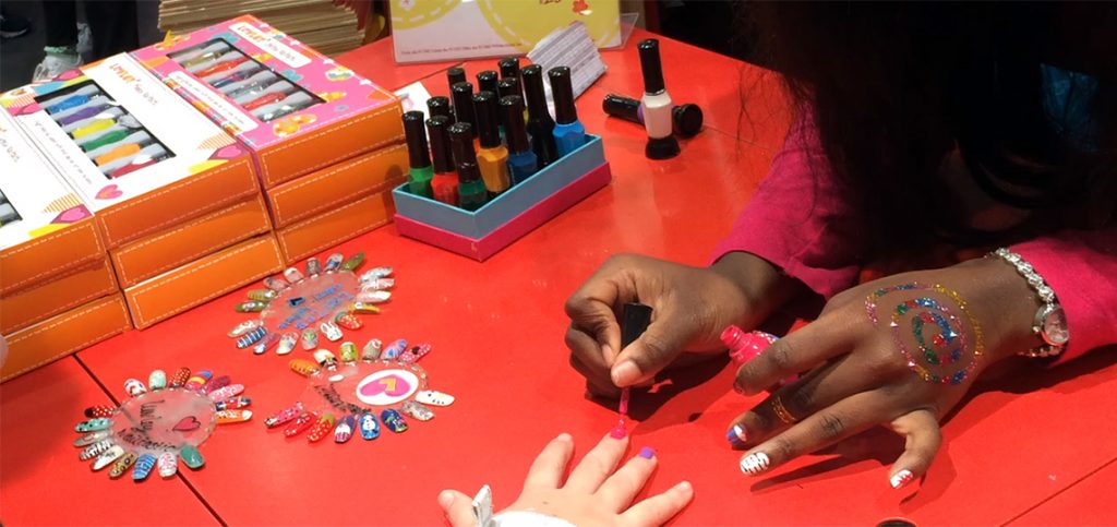 Natürlich wird auch buntes Nageldesign direkt am lebenden Objekt vorgeführt, sehr zur Freude der Mädels. Wir lassen uns in Rekordzeit ein paar Muffins auf die Fingernägel malen und kaufen auch das.