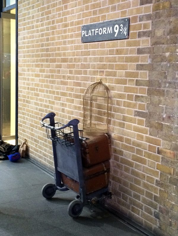 Mit dem Kofferwagen durch die Wand zur Platform 9 3/4 nach Hogwarts! Aber wo ist Hedwig?
