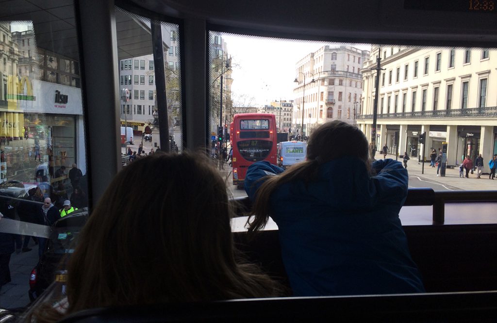 Ganz oben, ganz vorne - das ist unser Lieblinsgplatz in den roten Doppeldeckerbussen in London!